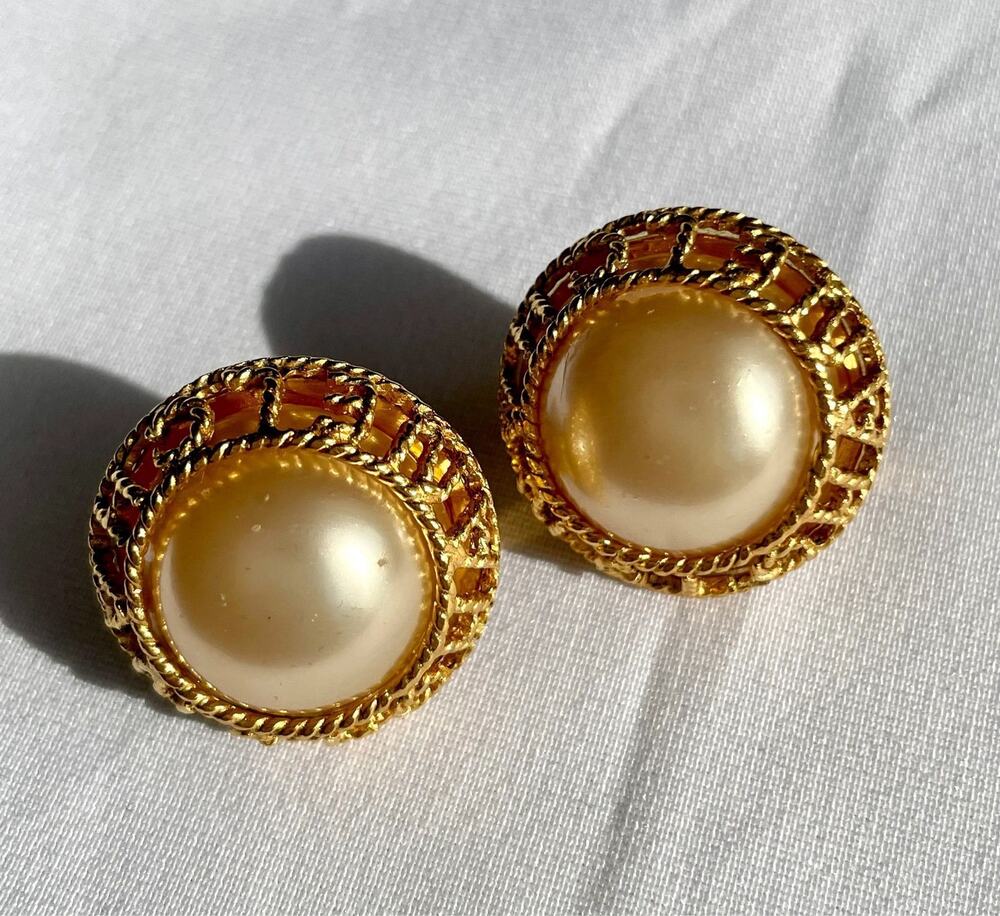 Chanel 94 Vintage Faux Pearl clip On Earrings